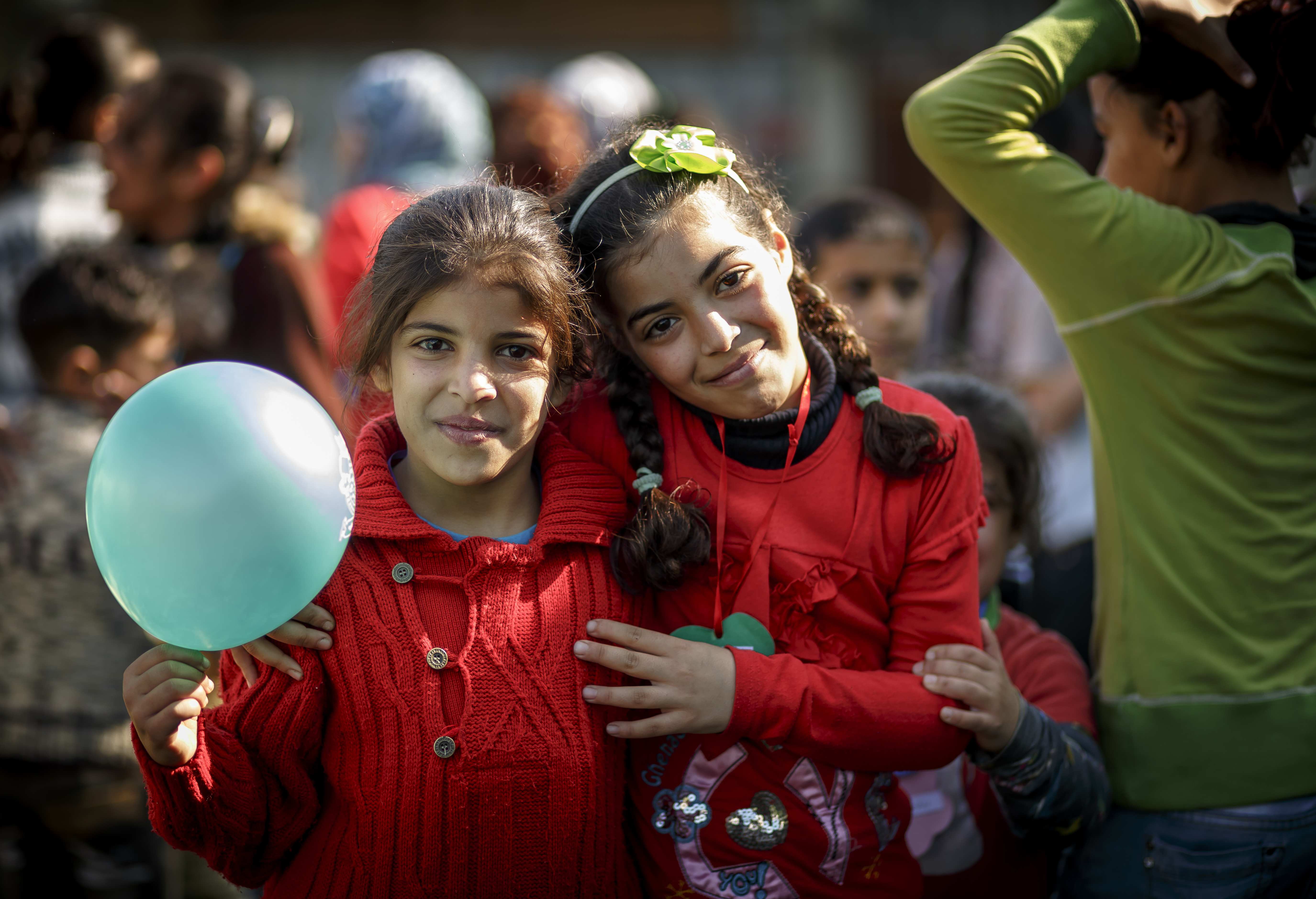 Zwei syrische Mädchen im Libanon mit einem Luftballon in der Hand. (Quelle: Jakob Studnar)