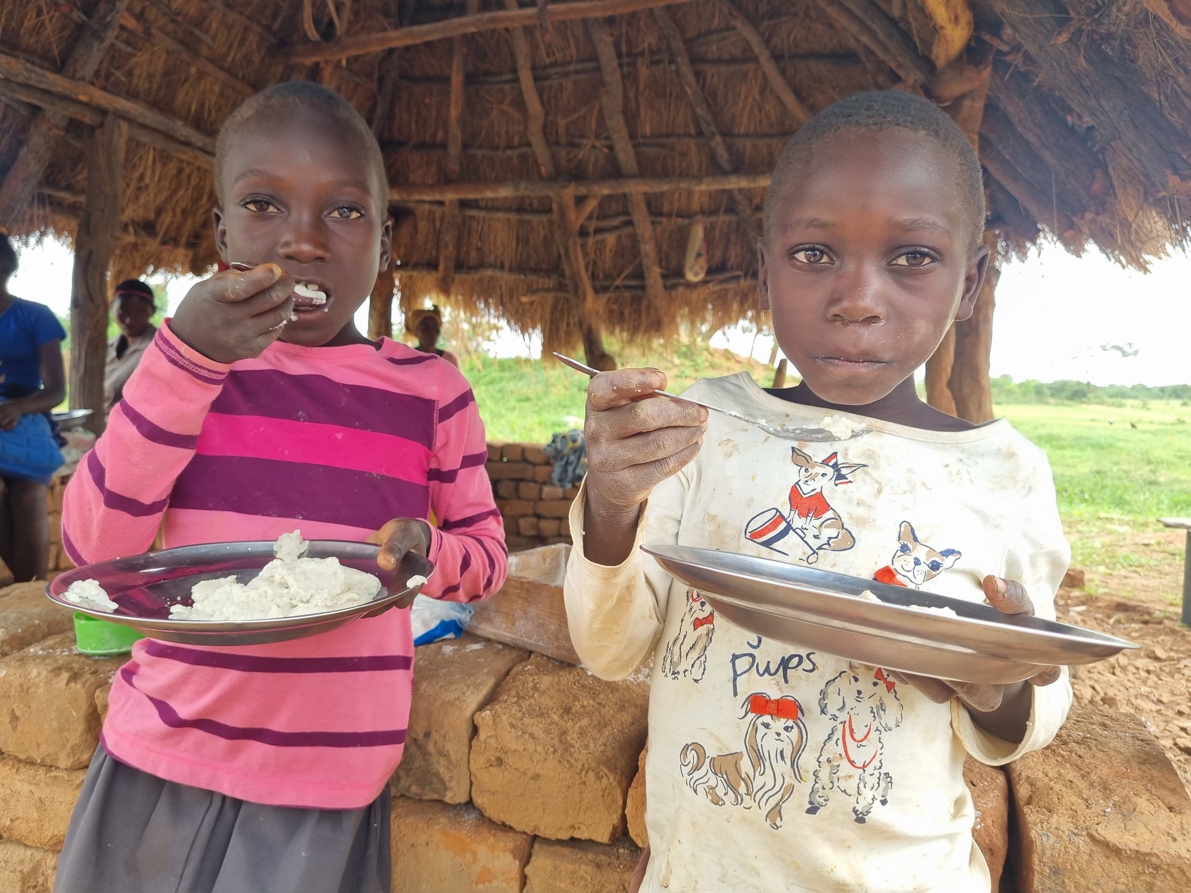 Kebby and Scisor lieben ihren Porridge (Foto: Kindernothilfe/EA)